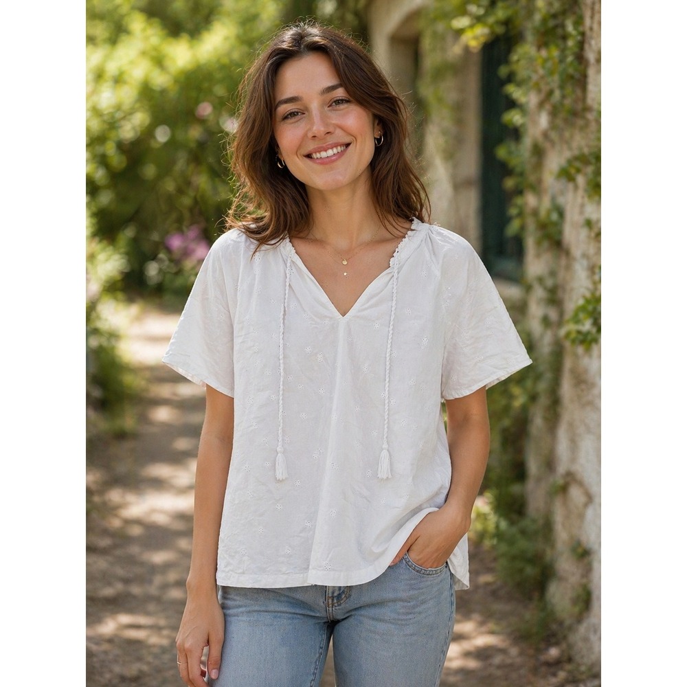Caslon White Embroidered V-Neck Short Sleeve Blouse